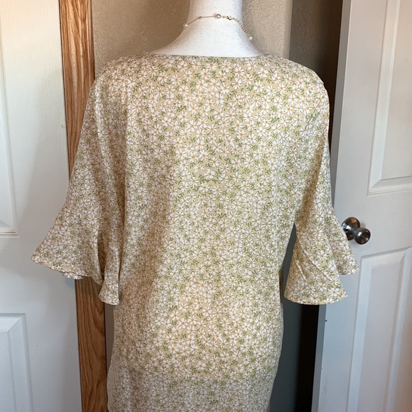 Daisy floral print flutter sleeve blouse NWT - Picture 3 of 5